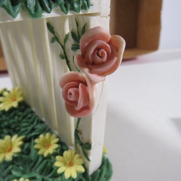 Kohl's Laura Ashley Fence Floral Garden Daisies Toothbrush Holder (pen holder) - Picture 8 of 12